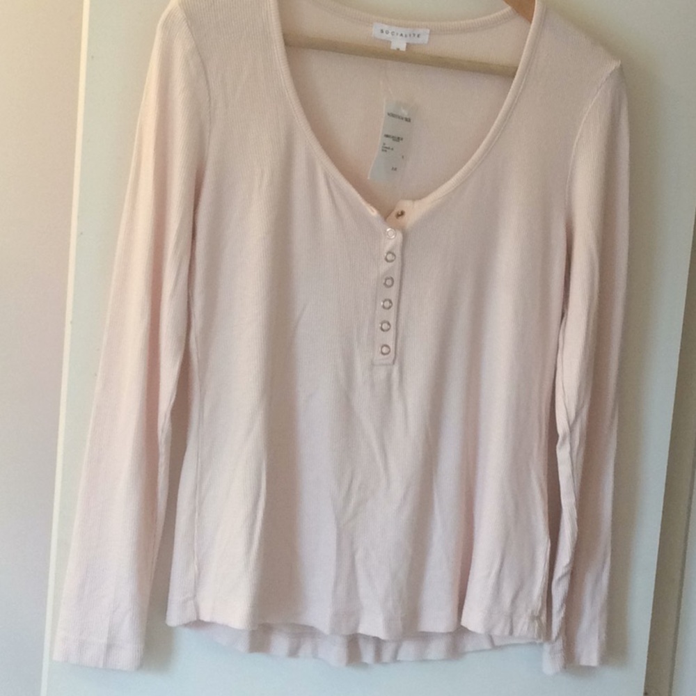 SOCIALITE BLUSH COLOR TOP SIZE M . NWT.